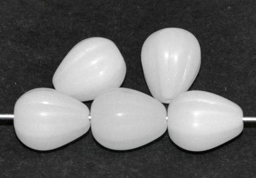 Glasperlen Tropfen Melonbeads, 
 Alabasterglas weiß, 
 in der Zeit von 1920 bis 1950 in Gablonz/Böhmen 
 hergestellt
